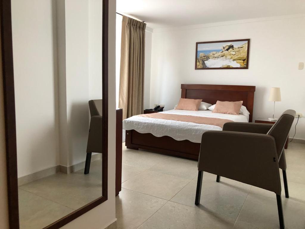 Colon Plaza Hotel Тумако Экстерьер фото
