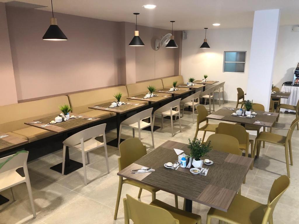 Colon Plaza Hotel Тумако Экстерьер фото