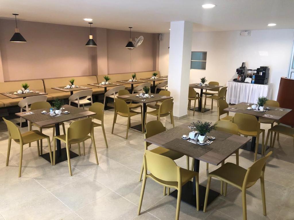 Colon Plaza Hotel Тумако Экстерьер фото